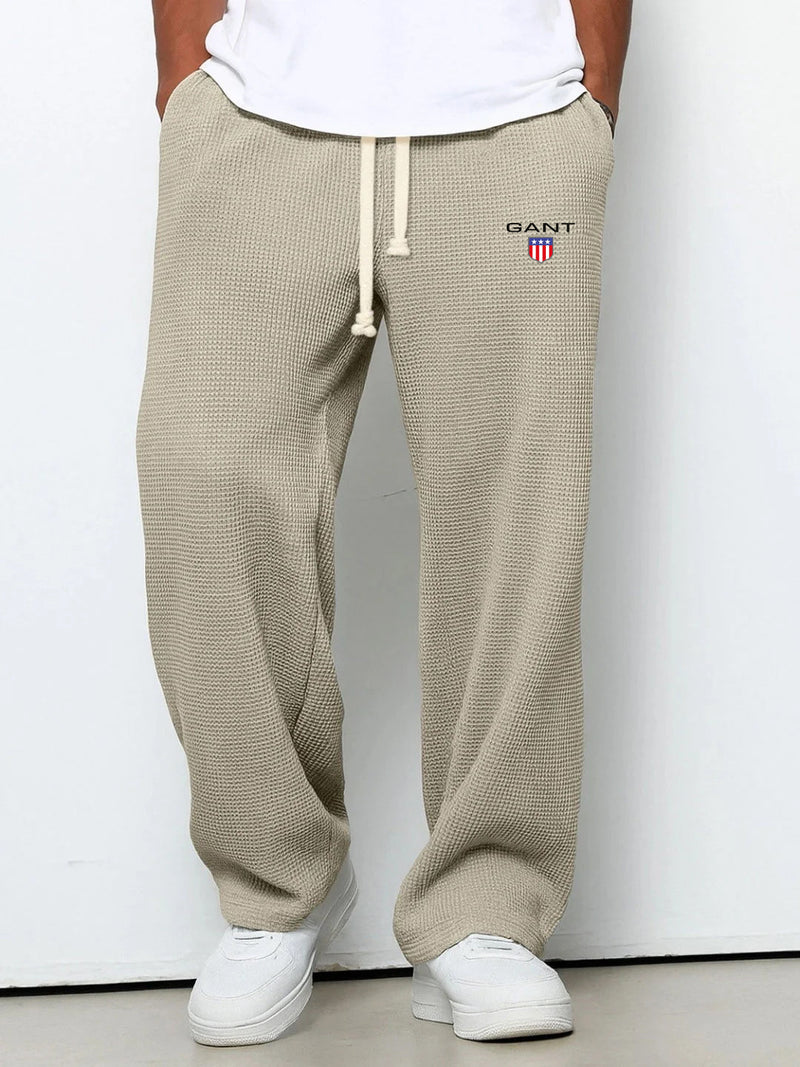 GANT vaffelstrikkede bukser i beige — forfra på model