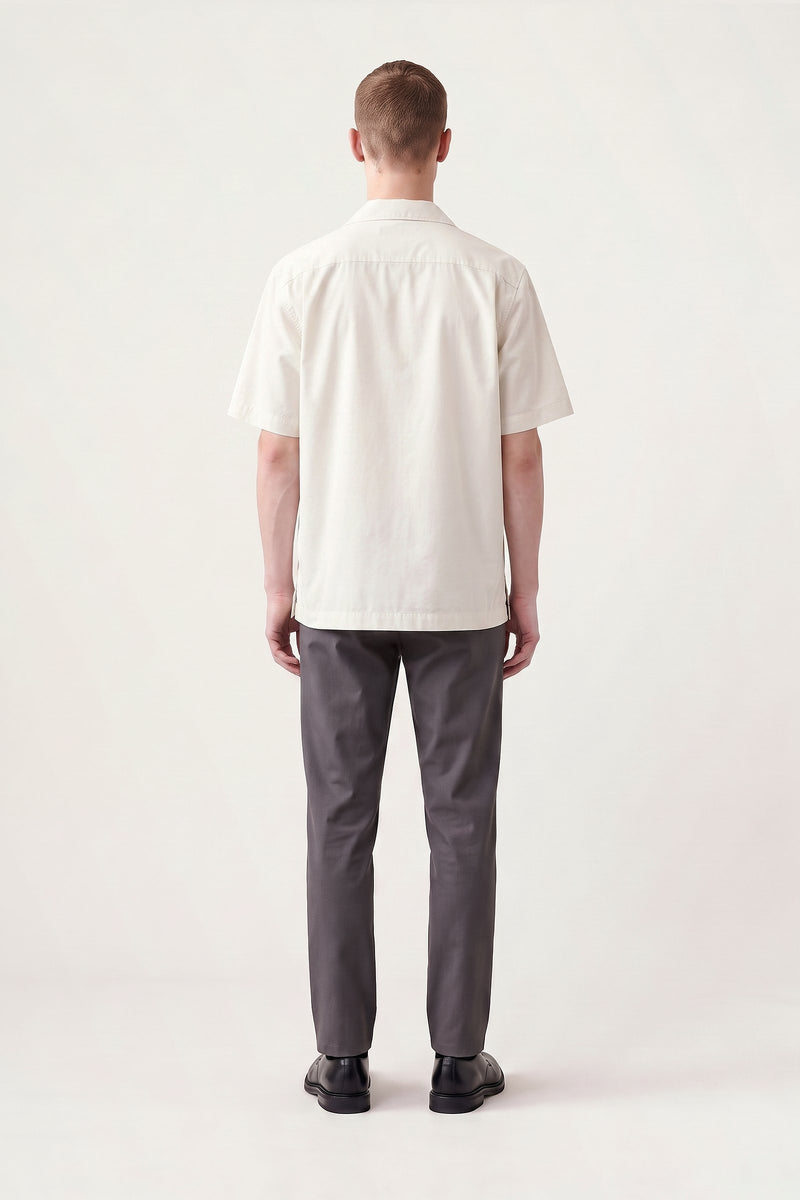 Birger-kauluspaita off-white-sävyisenä — takaa mallin päällä