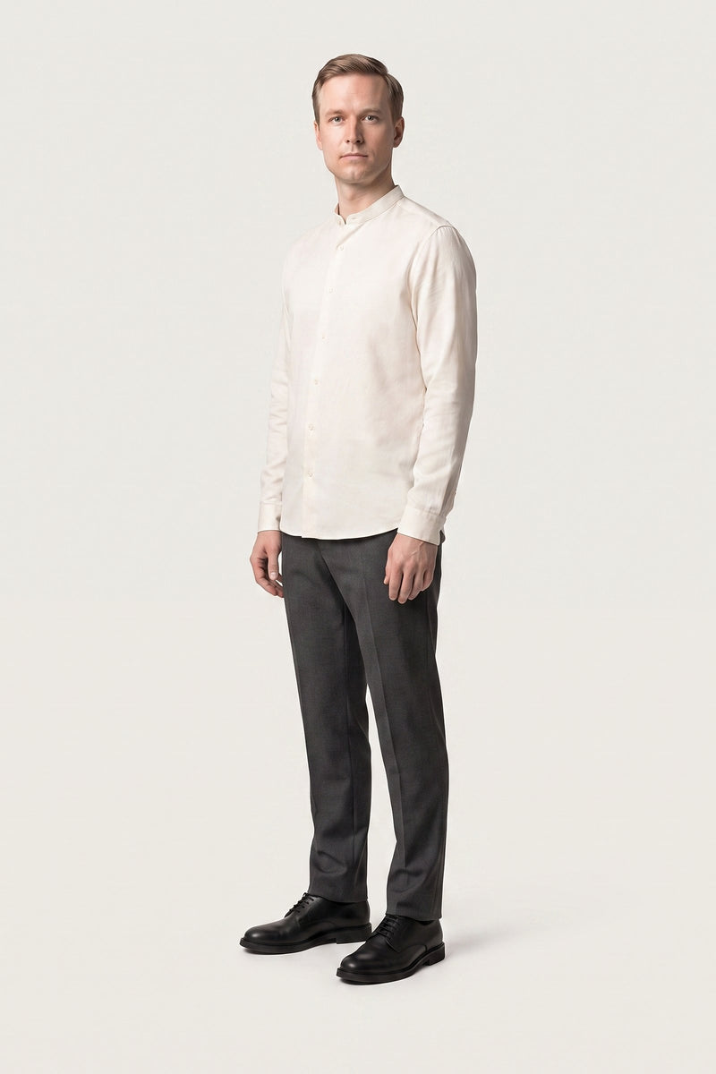 Elof skjorta i off-white — trekvartsvy på modell
