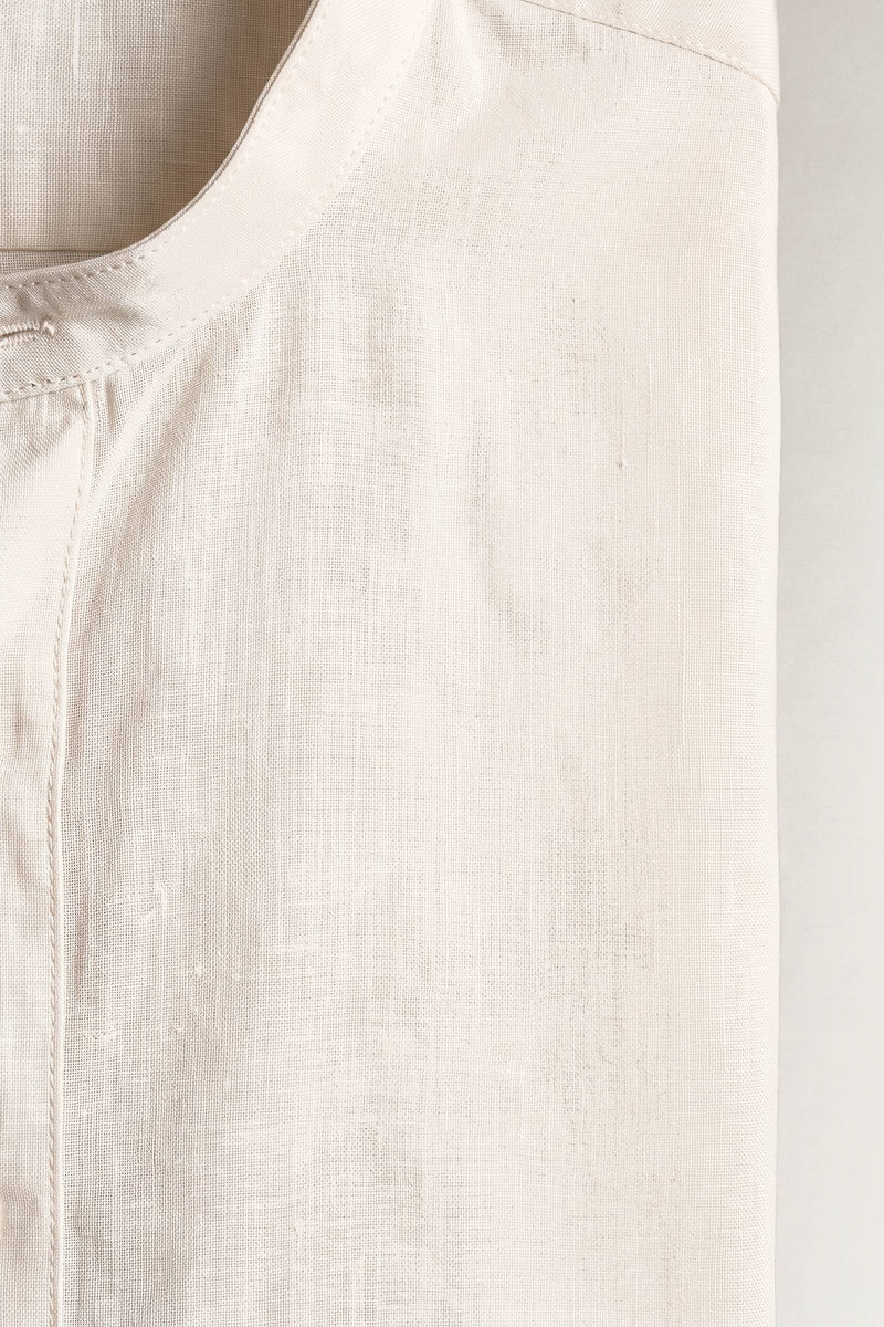 Elof skjorta i off-white — tygdetalj