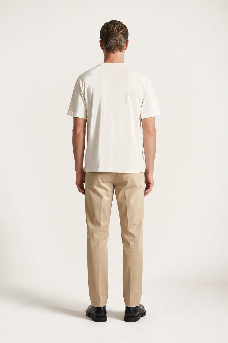 Frey chinos i sand — bakifrån på modell