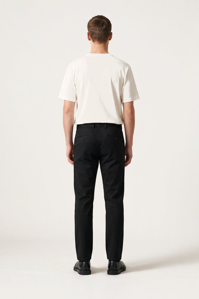 Frey chinos i svart — bakifrån på modell