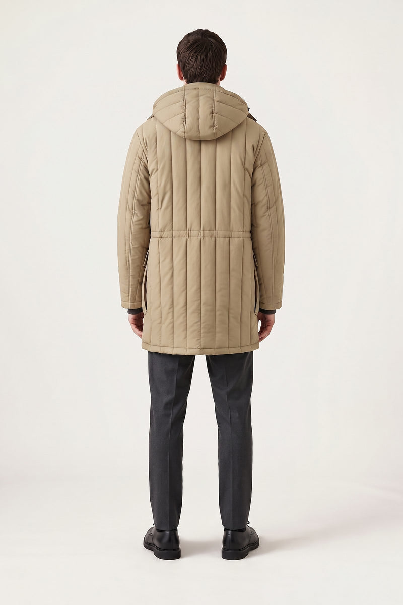 Gustav parka i sand — bakifrån på modell