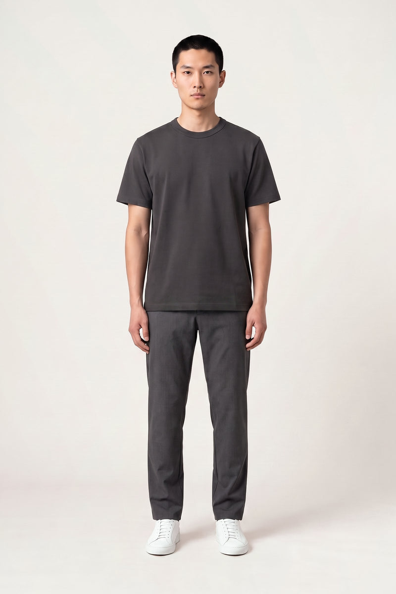 Harald t-shirt i mörkgrå — framifrån på modell