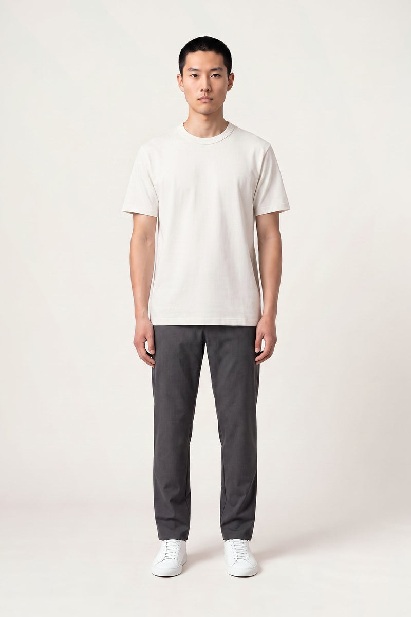 Harald t-shirt i off-white — forfra på model