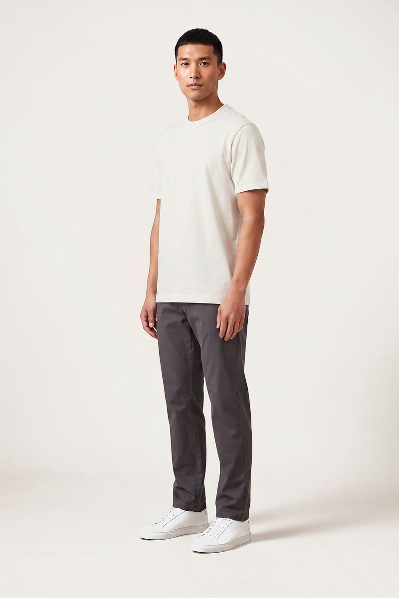 Harald t-shirt i off-white — trekvartsvisning på model
