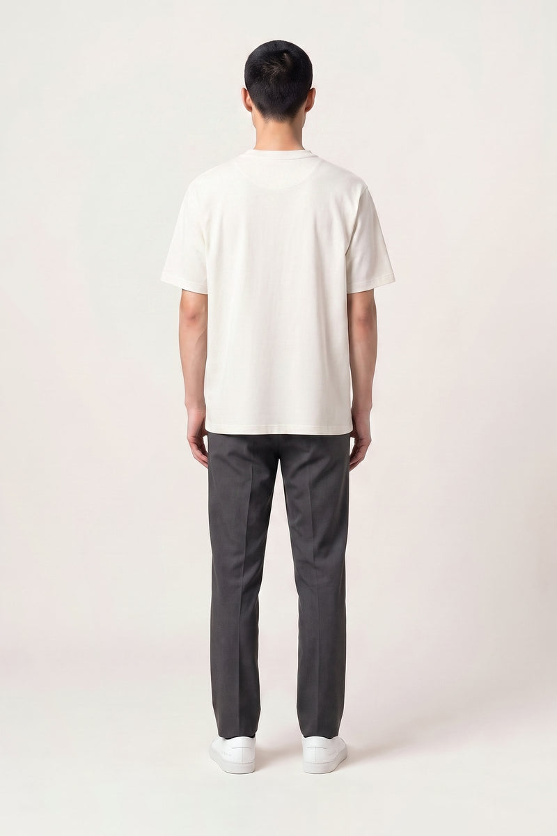 Harald t-shirt i off-white — bagfra på model
