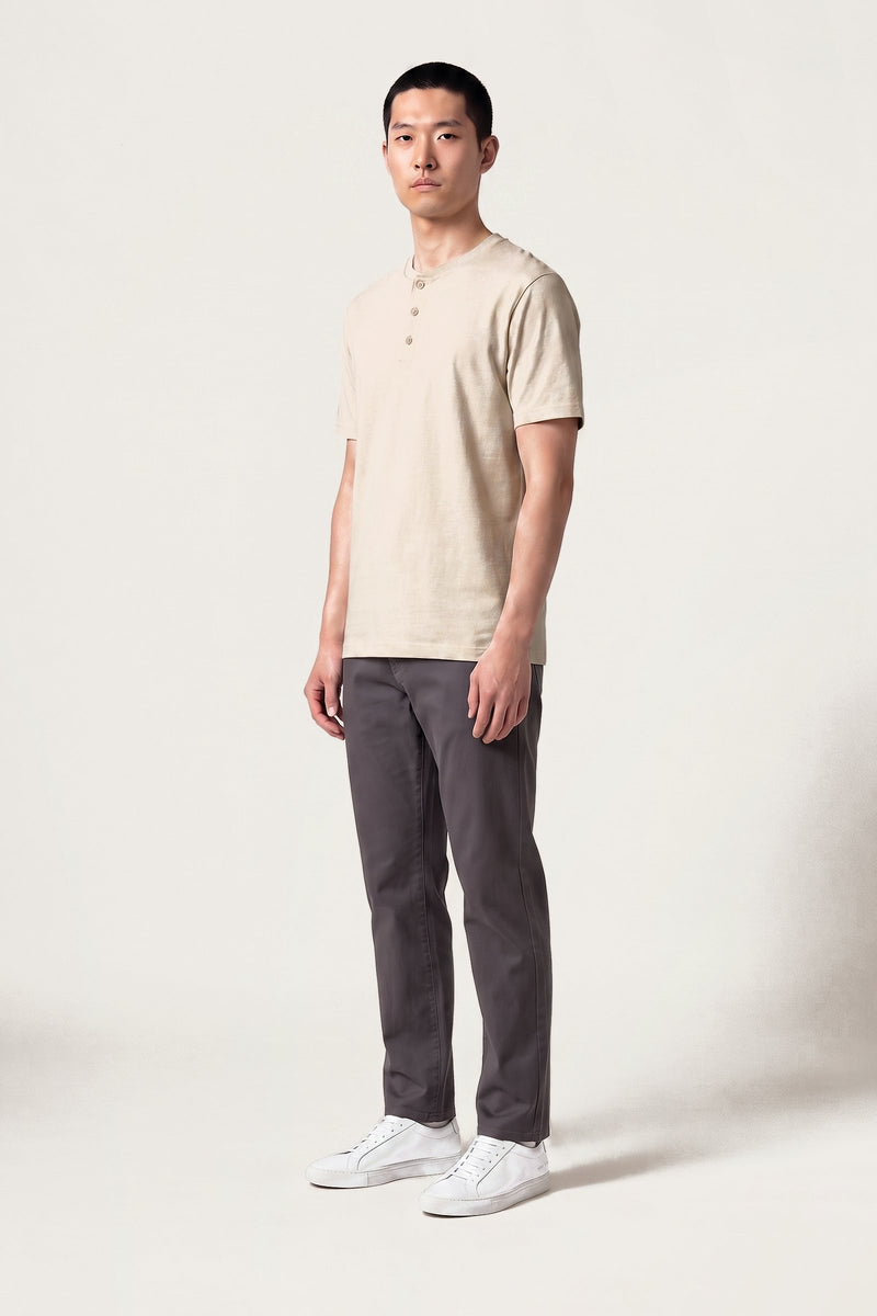 Kalle t-shirt i beige — trekvartsvy på modell