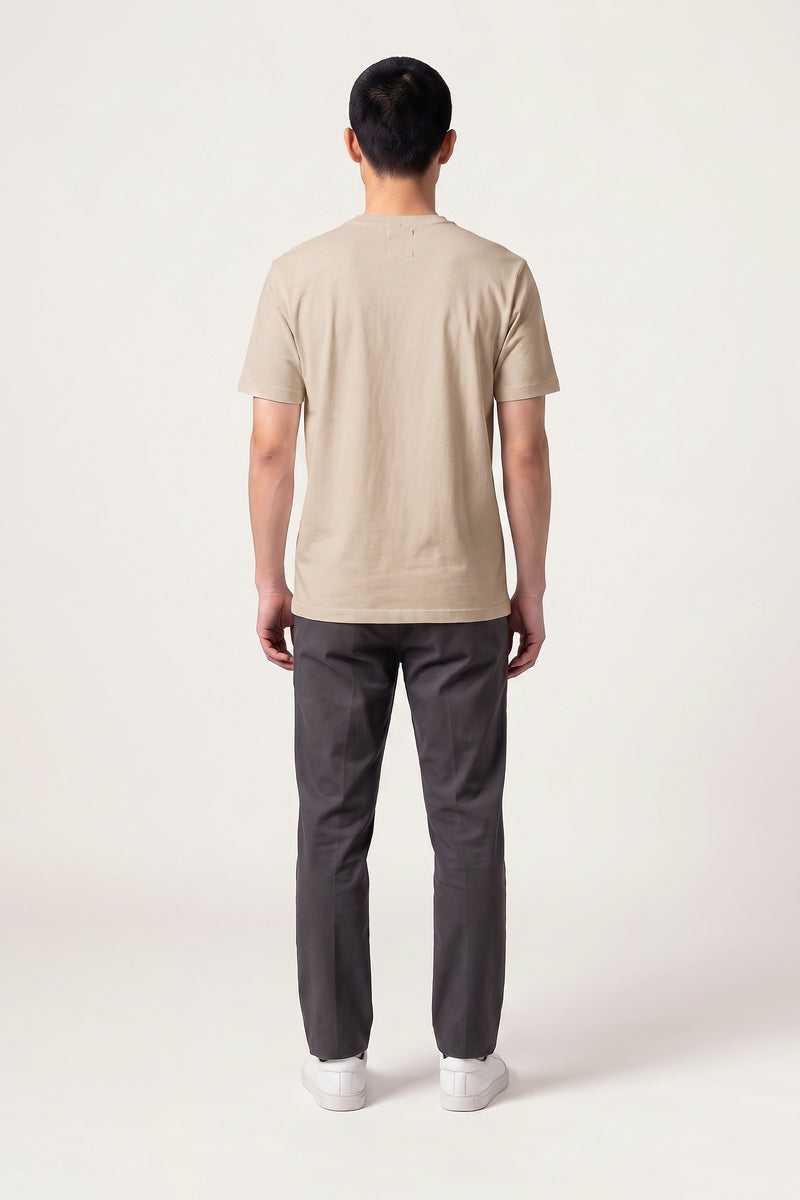 Kalle t-shirt i beige — bakifrån på modell