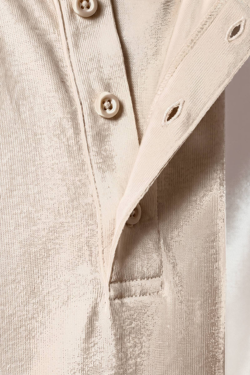 Kalle t-shirt i beige — tygdetalj