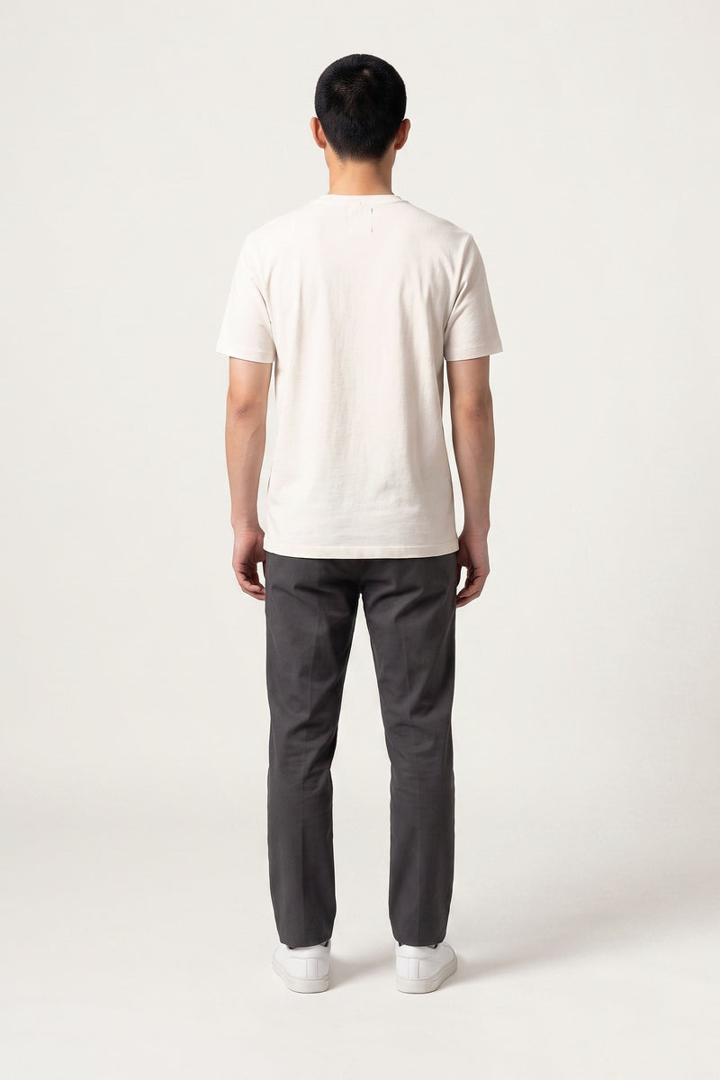 Kalle t-shirt i off-white — bakifrån på modell