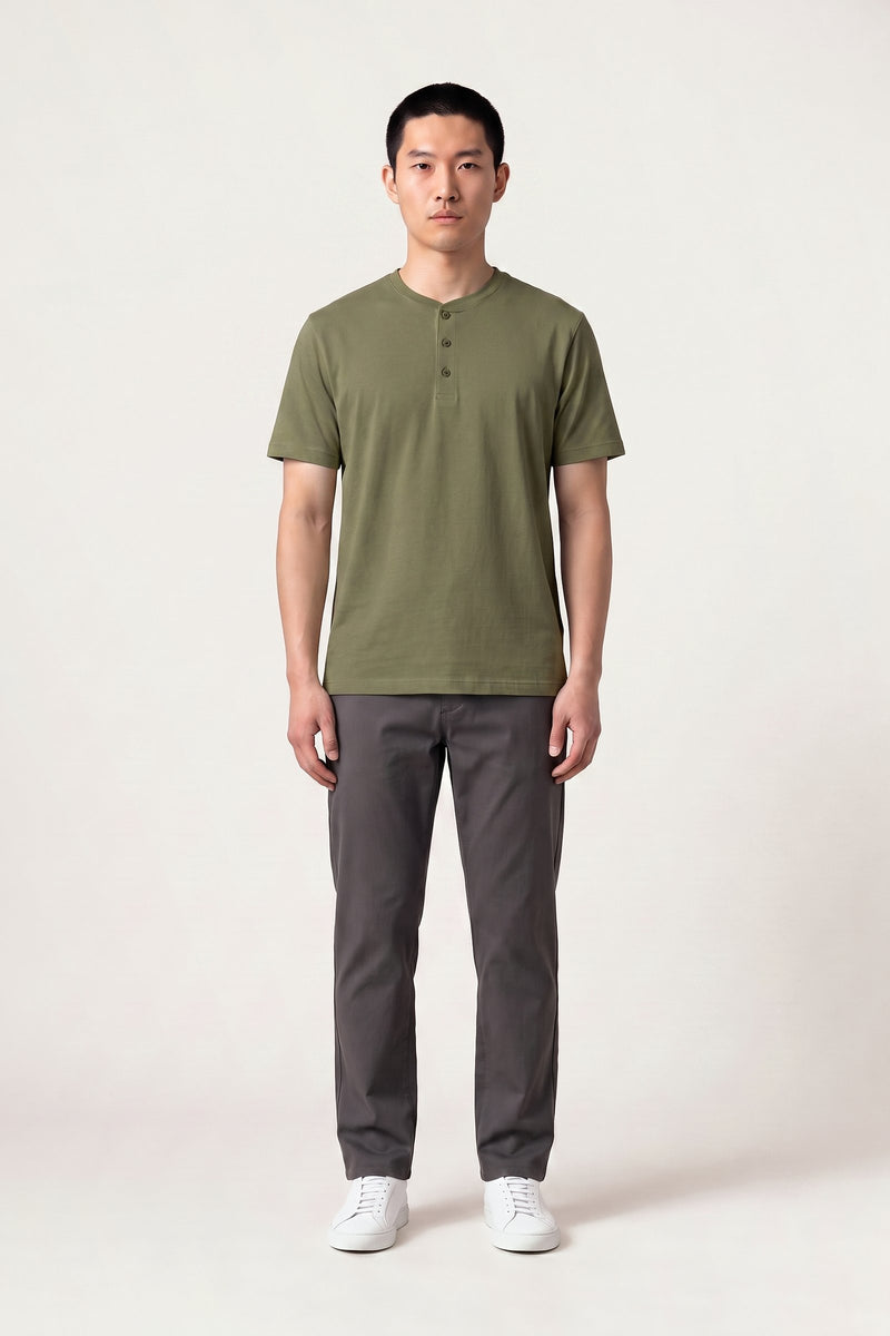 Kalle t-shirt i olivgrön — framifrån på modell
