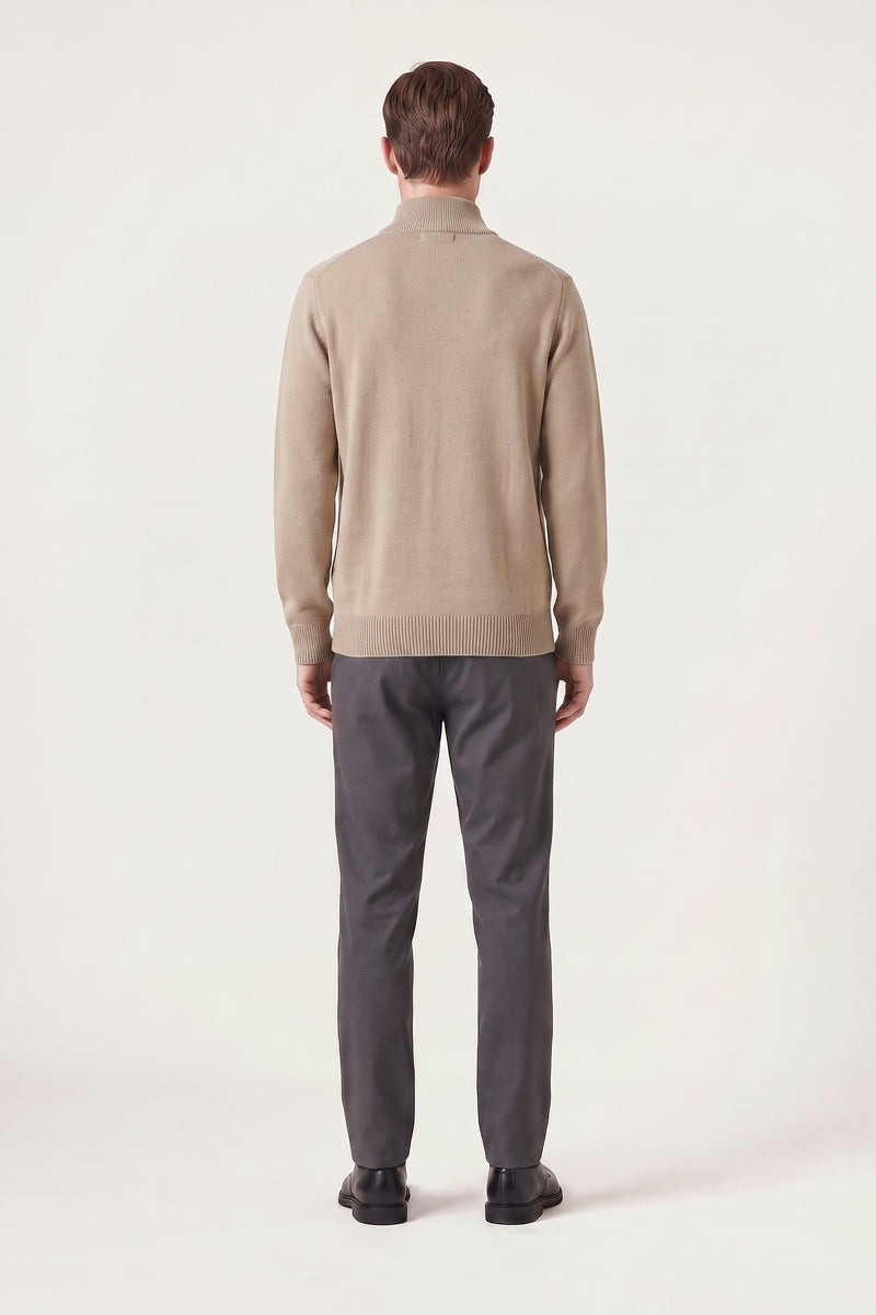 Lund half zip i beige — bagfra på model