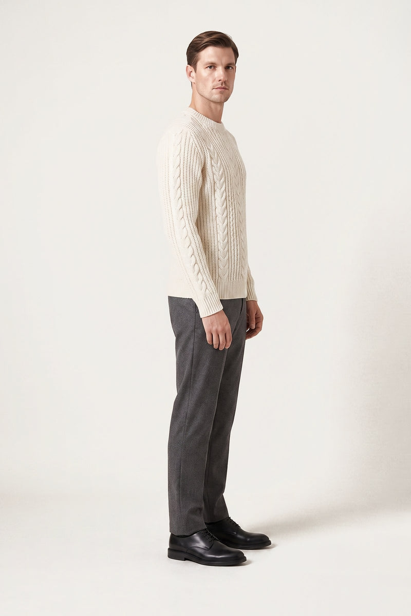 Malte tröja i off-white — trekvartsvy på modell