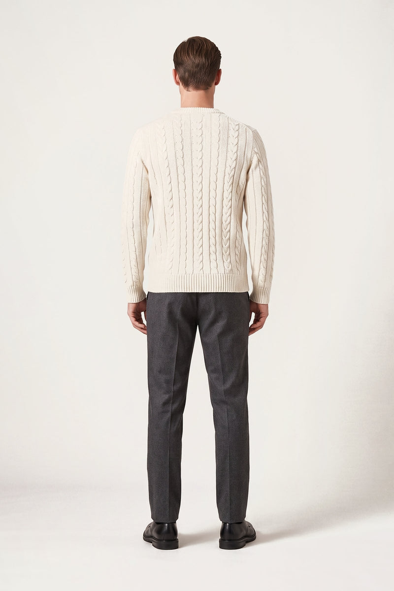 Malte tröja i off-white — bakifrån på modell