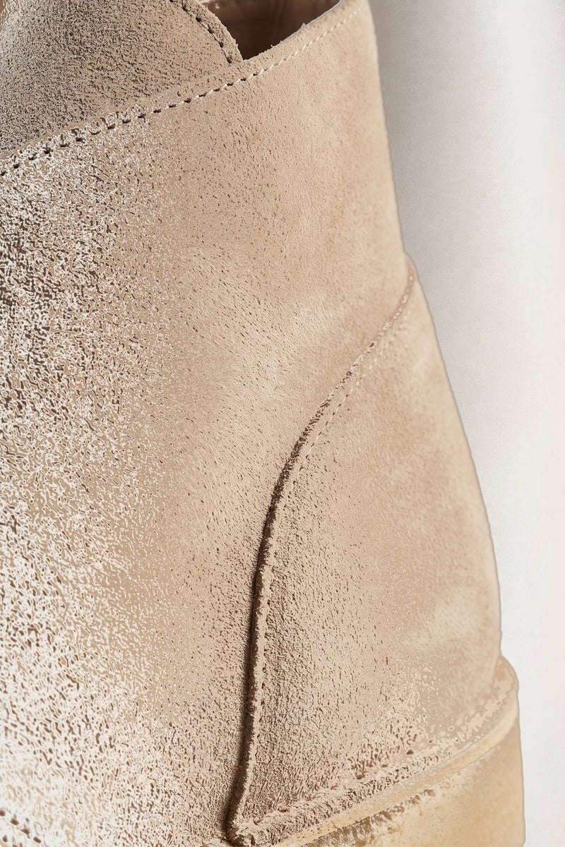 Olle-aavikkosaapas hiekkana — materiaali yksityiskohtana