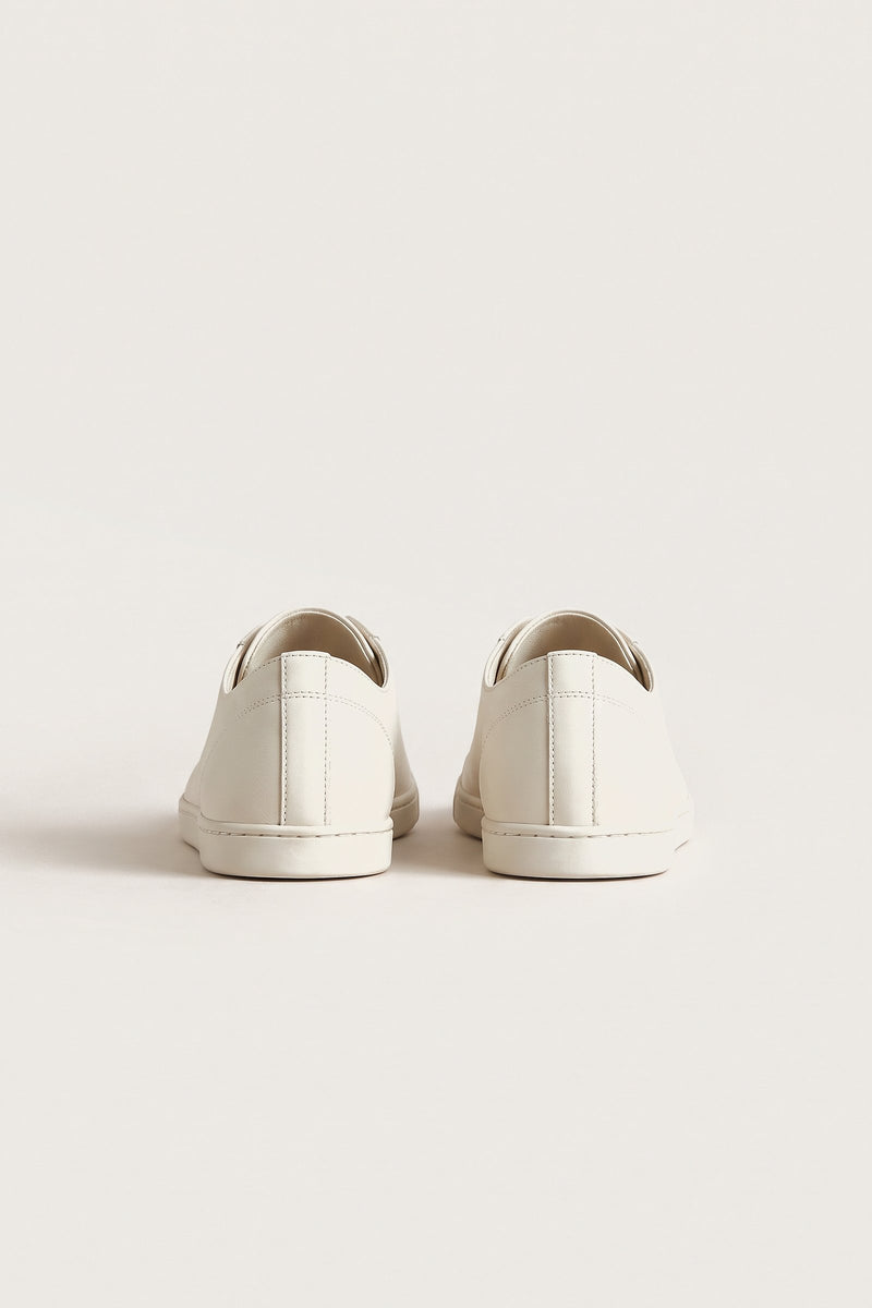 Pelle-tennari off-white-sävyisenä — kantapää takaa