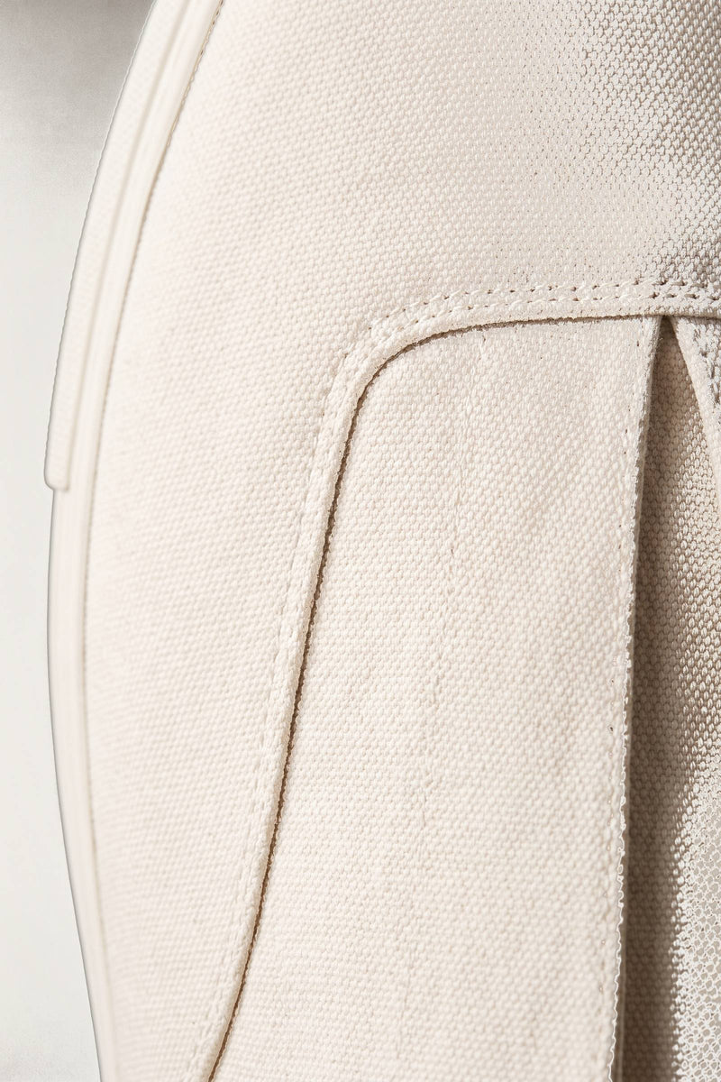 Pelle-tennari off-white-sävyisenä — materiaali yksityiskohtana