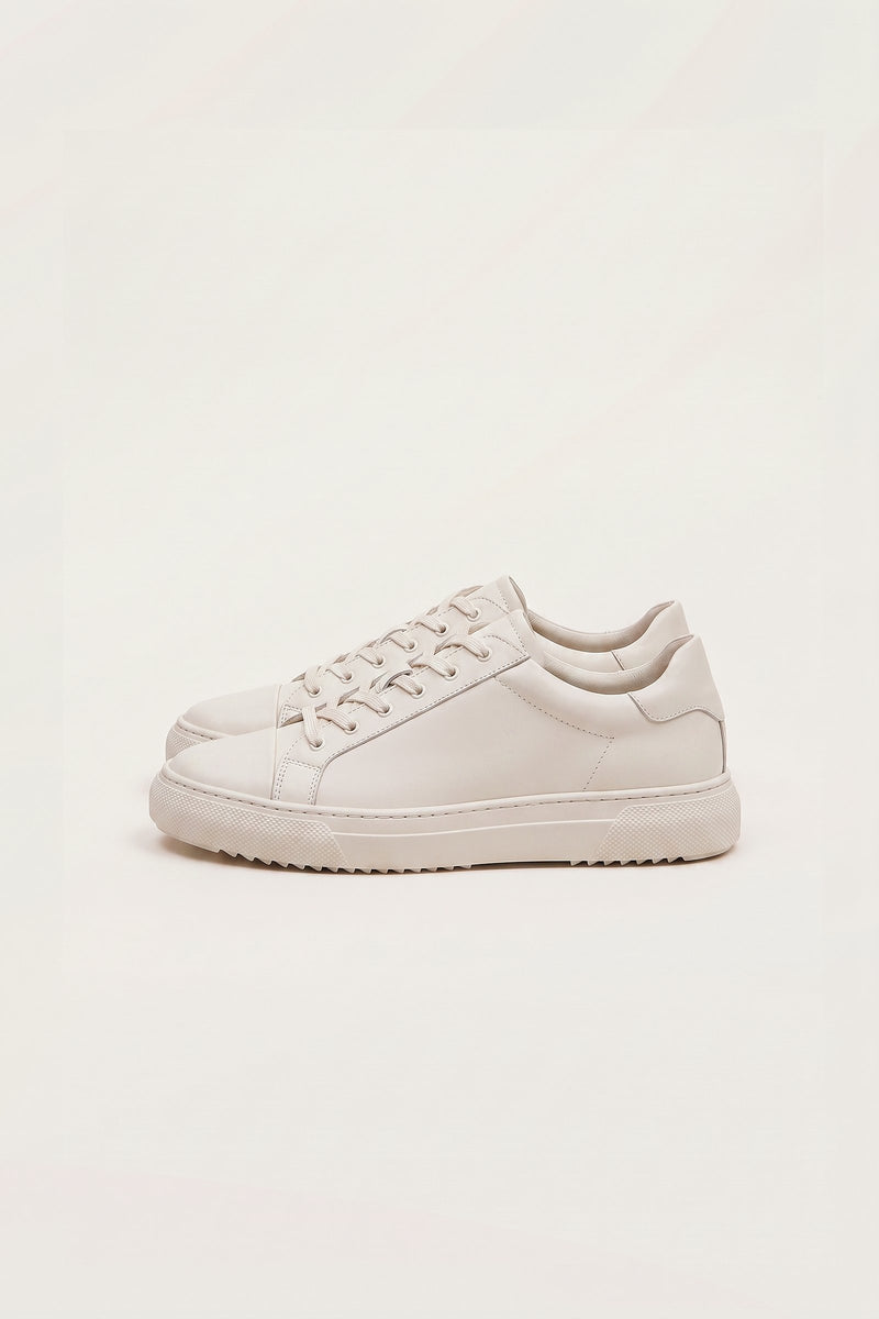 Ragnar-tennari off-white-sävyisenä — sivuprofiili