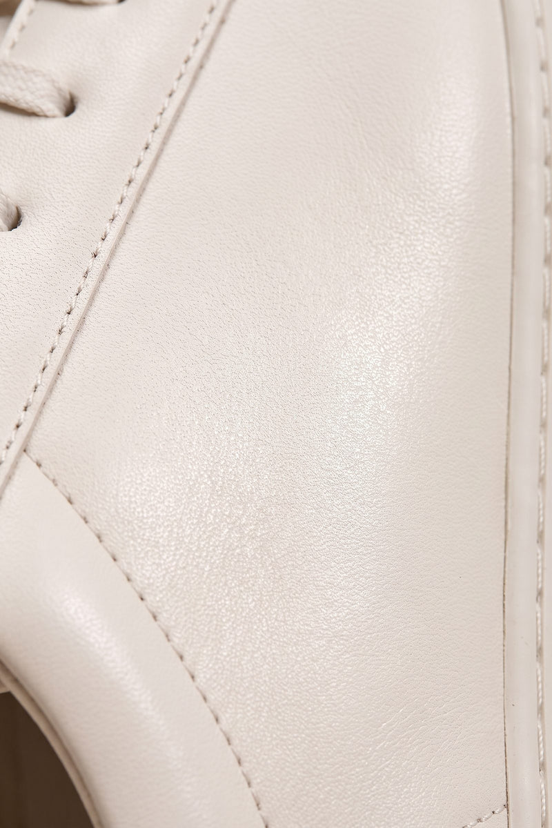 Ragnar-tennari off-white-sävyisenä — materiaali yksityiskohtana