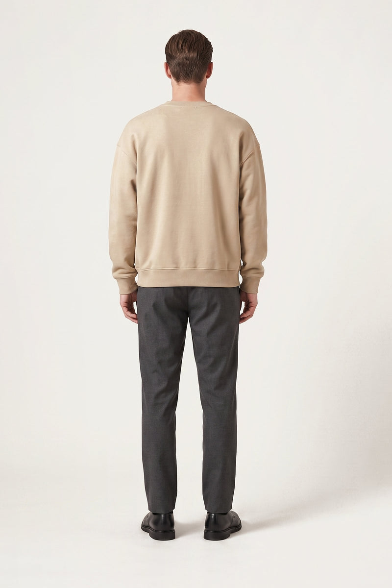 Vik sweatshirt i sand — bakifrån på modell
