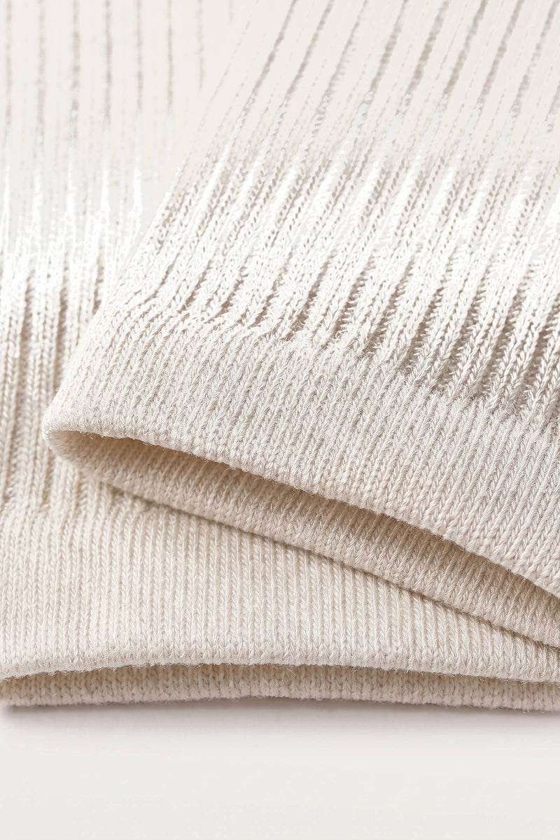 Wilmer-sukat off-white-sävyisenä — materiaali yksityiskohtana