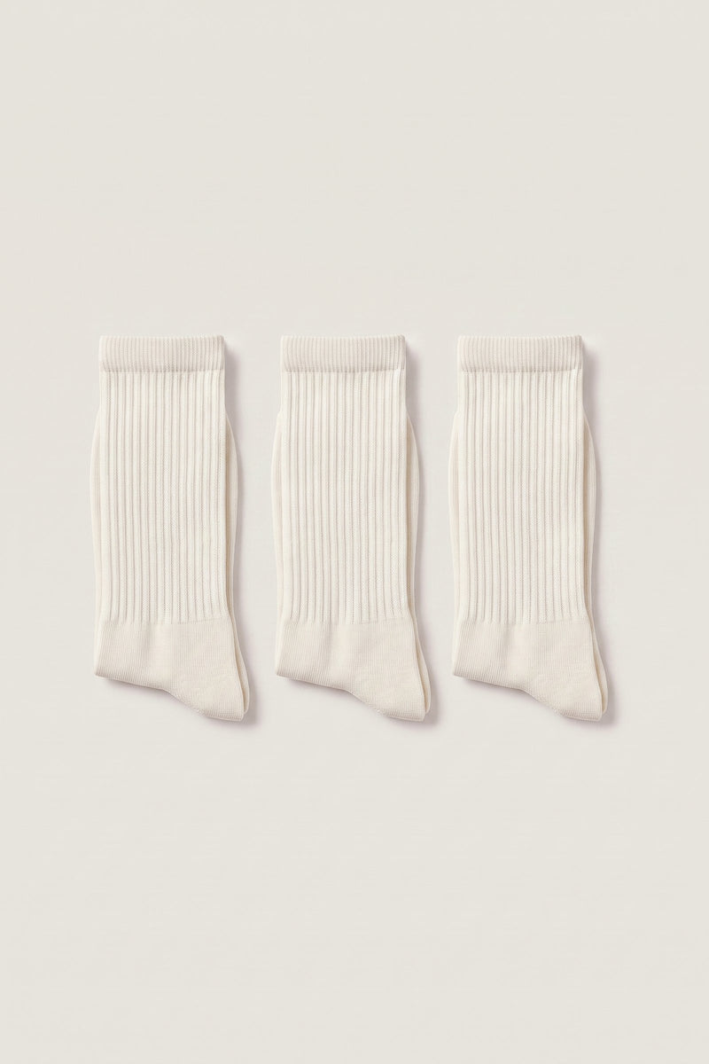 Wilmer-sukat off-white-sävyisenä — tuotekuva makuulla