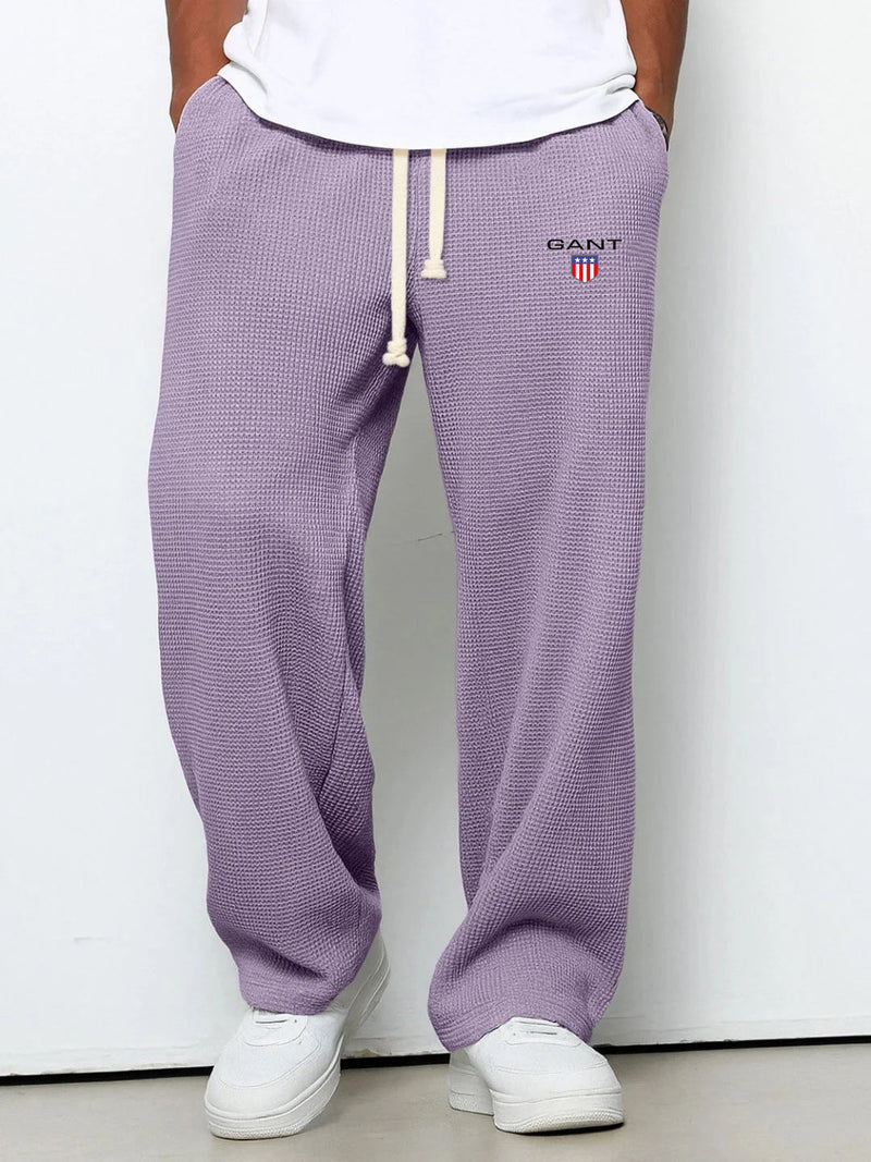 GANT vaffelstrikkede bukser i violet — forfra på model