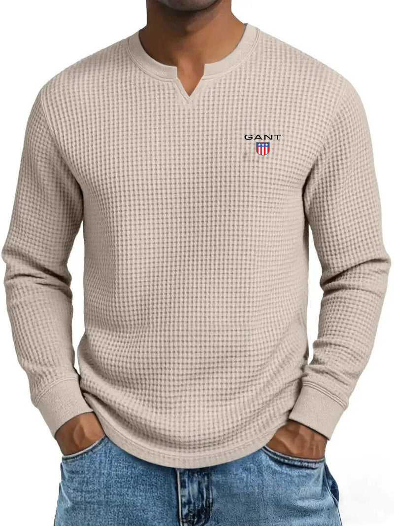 GANT våffelstickad tröja i beige — framifrån på modell