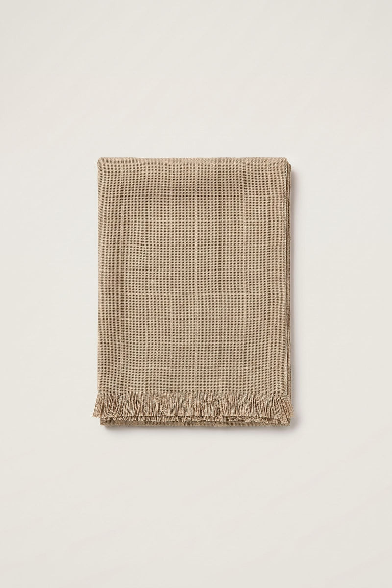 Åke halstørklæde i beige — liggende produktbillede