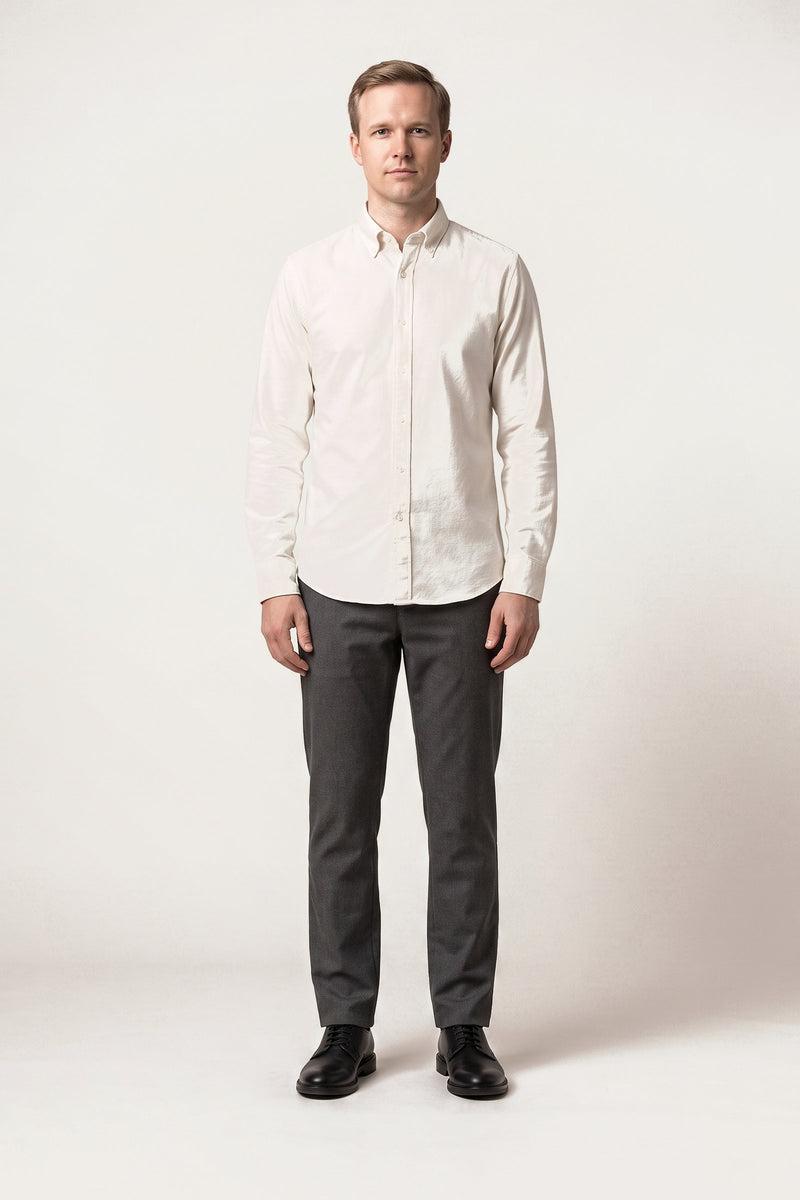 Anton skjorta i off-white — framifrån på modell