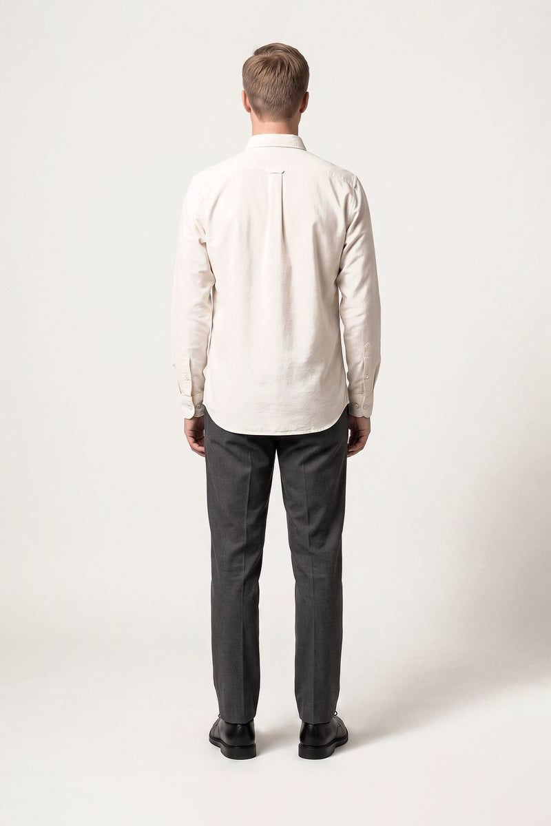 Anton skjorta i off-white — bakifrån på modell
