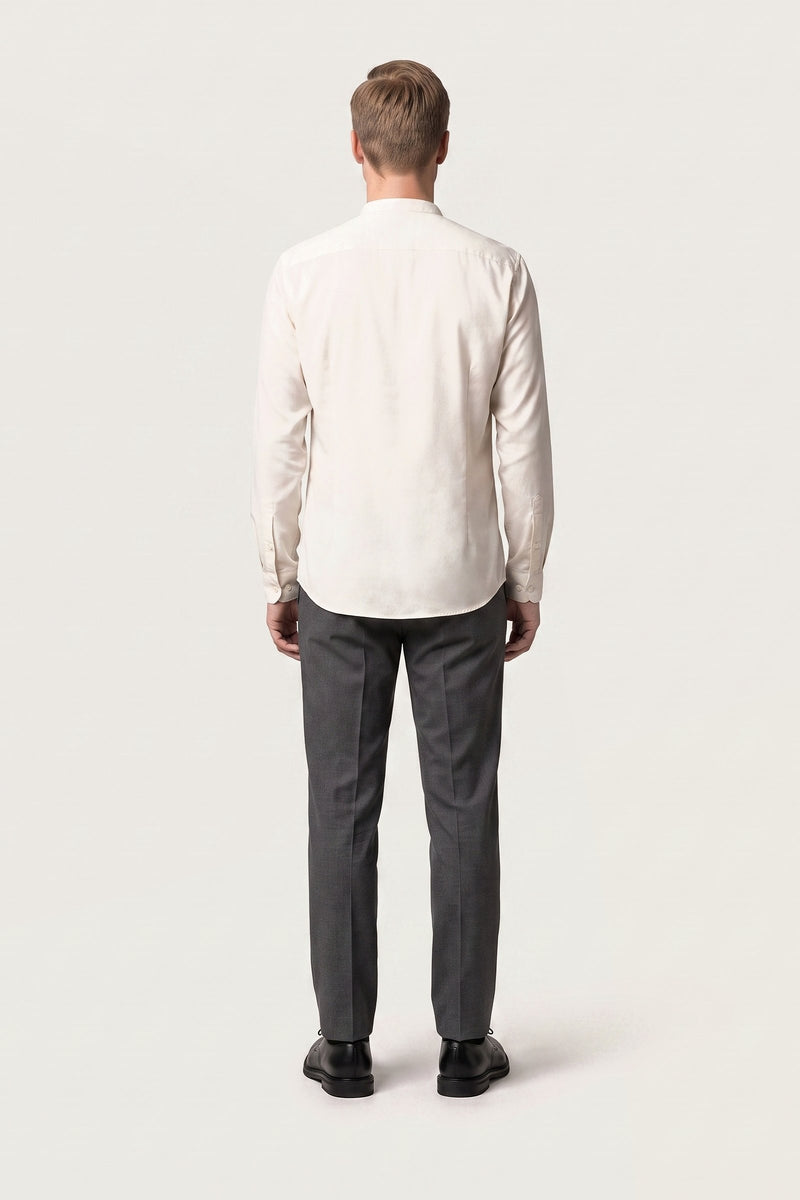 Elof skjorta i off-white — bakifrån på modell