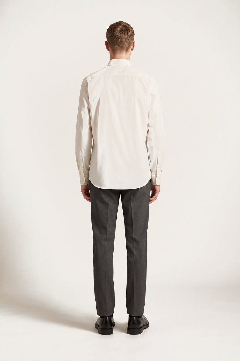 Folke skjorta i off-white — bakifrån på modell