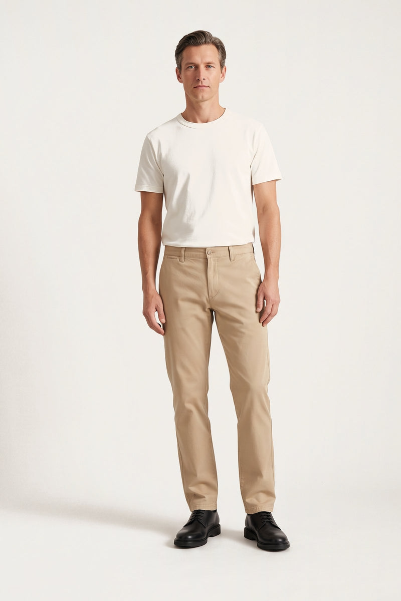 Frey chinos i sand — framifrån på modell