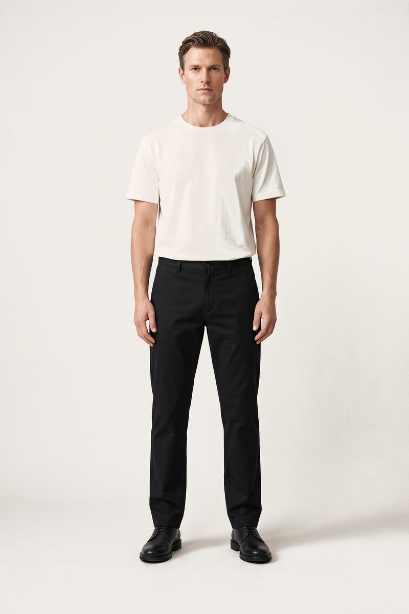 Frey chinos i svart — framifrån på modell