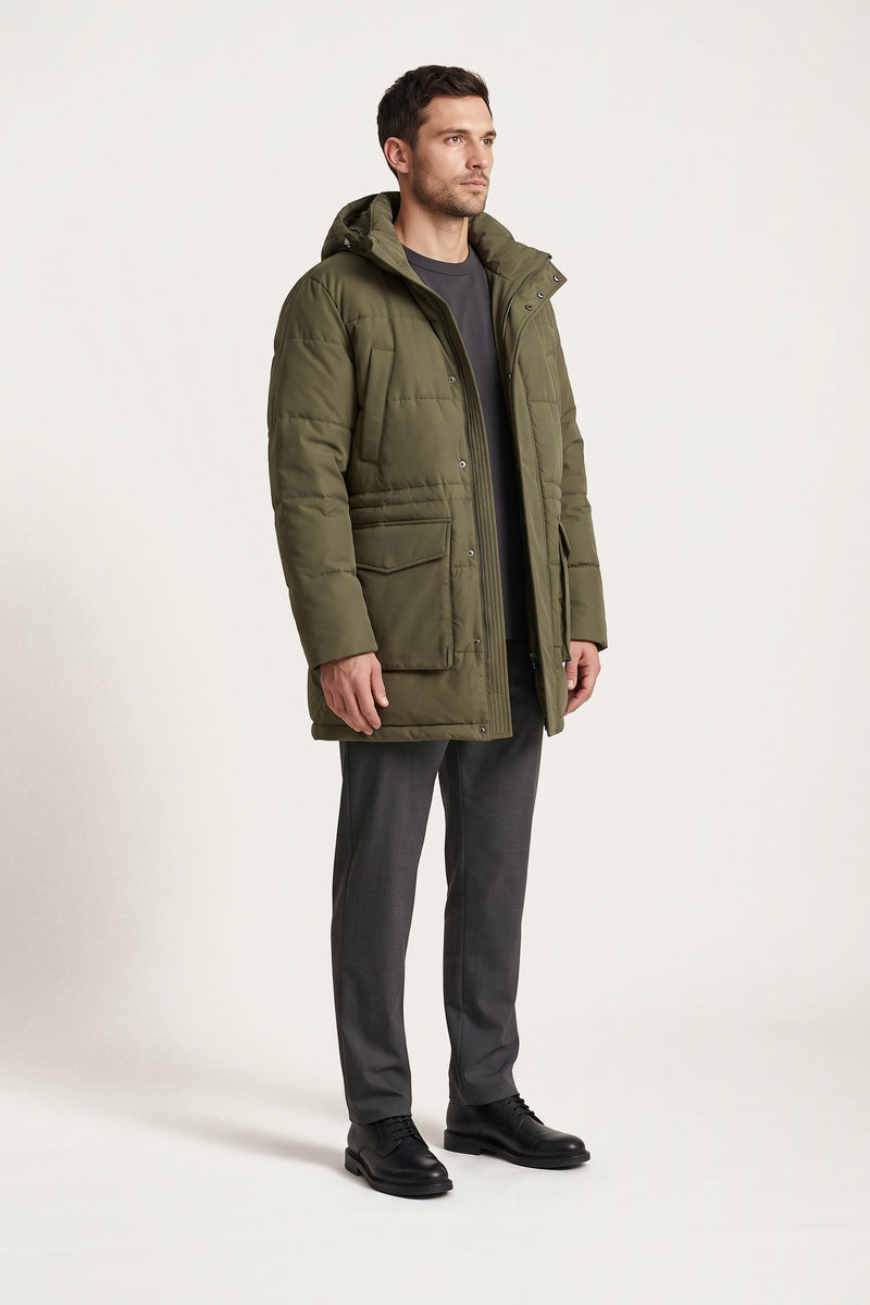 Gustav parka i olivgrön — trekvartsvy på modell