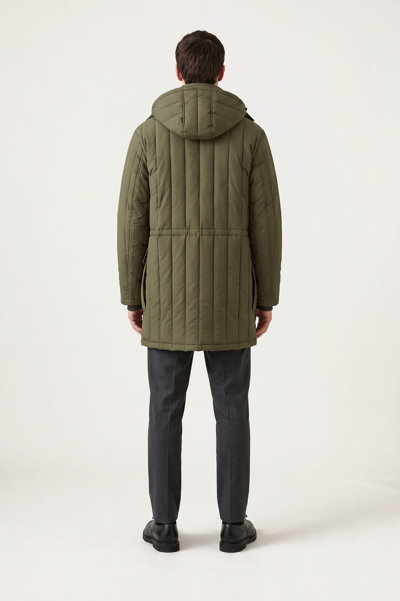 Gustav parka i olivgrön — bakifrån på modell