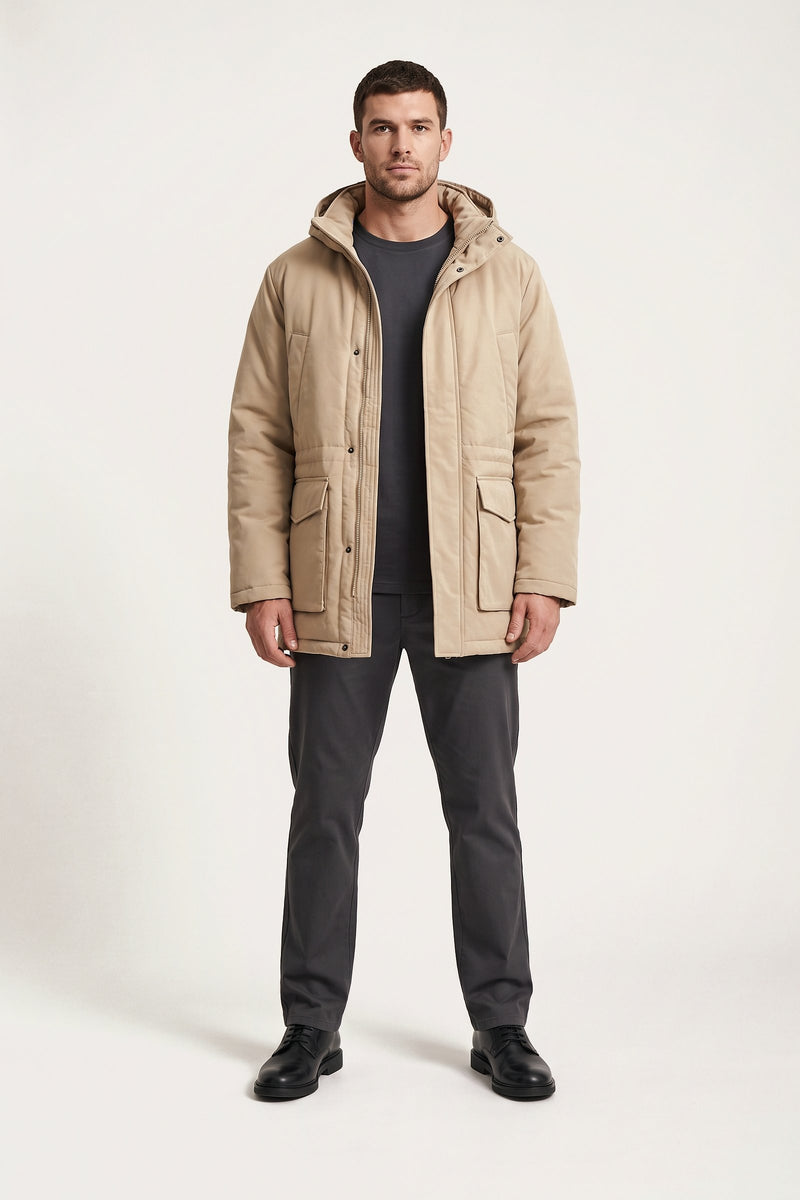 Gustav parka i sand — framifrån på modell