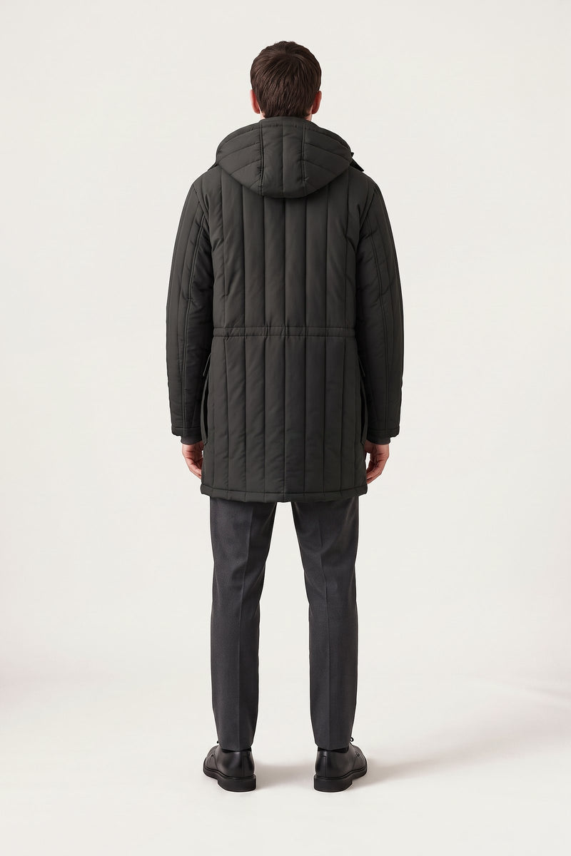 Gustav parka i svart — bakifrån på modell