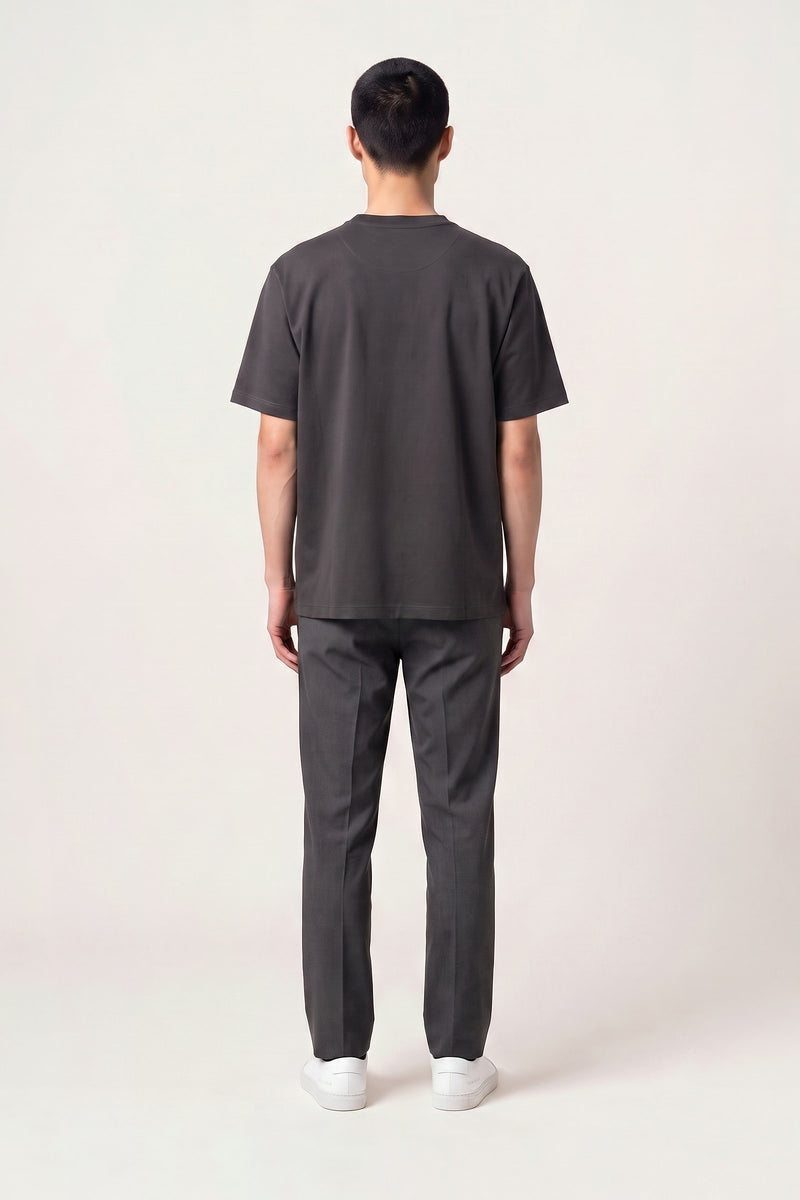 Harald t-shirt i mörkgrå — bakifrån på modell