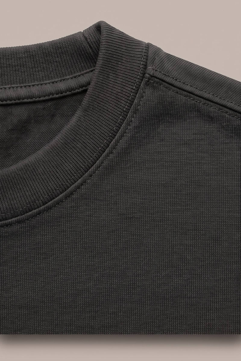 Harald t-shirt i mörkgrå — tygdetalj