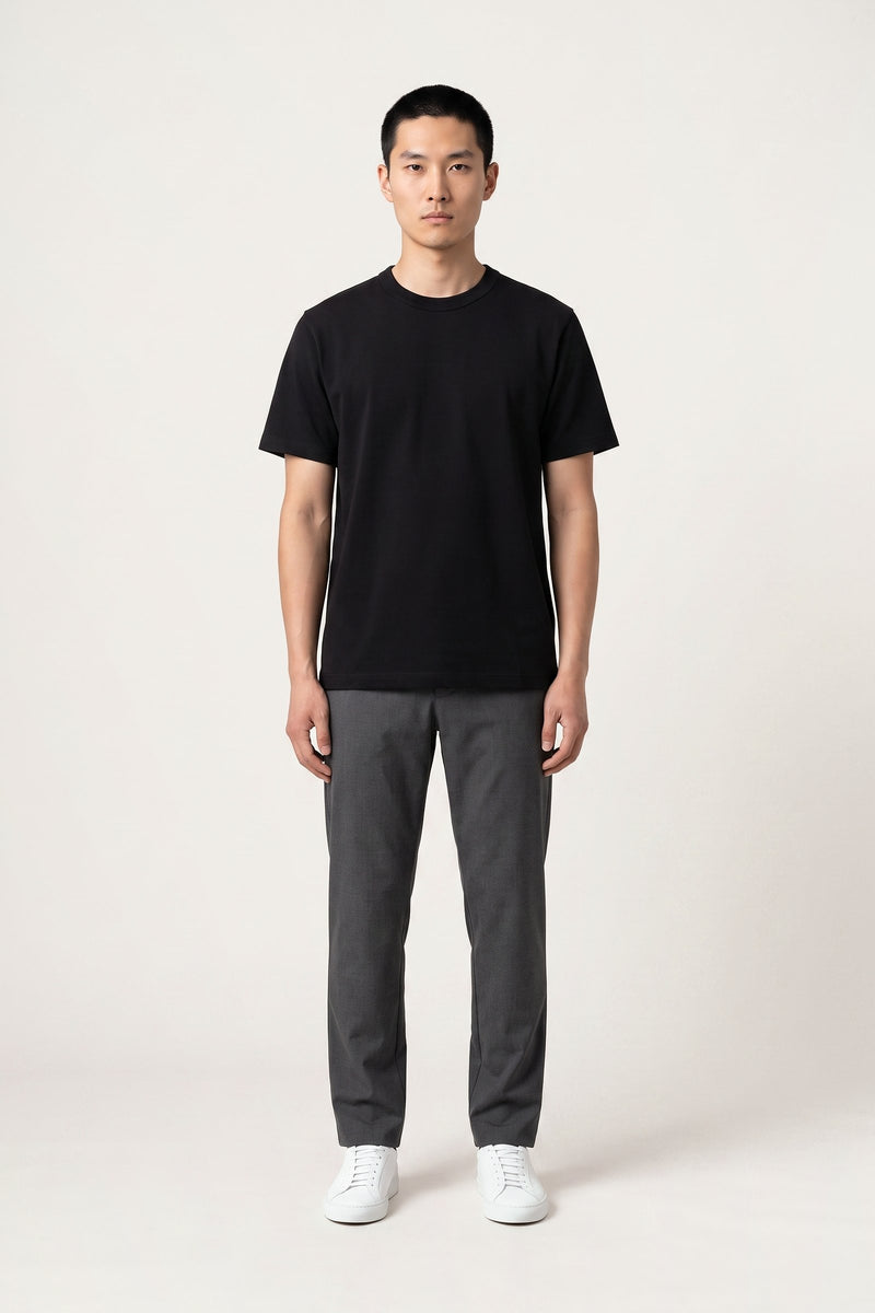Harald t-shirt i svart — framifrån på modell