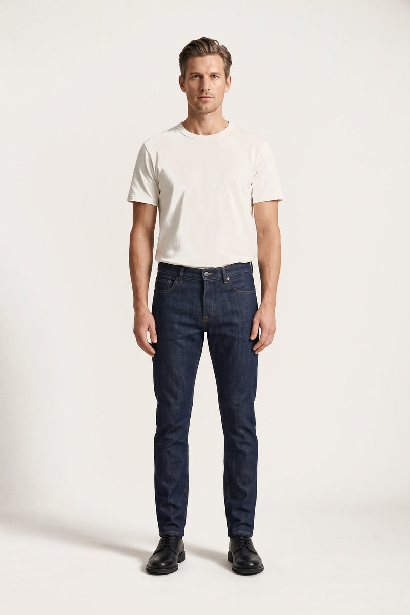 Hjalmar jeans i marin — framifrån på modell