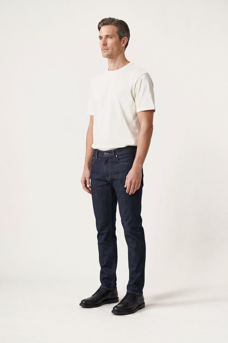 Hjalmar jeans i marin — trekvartsvy på modell