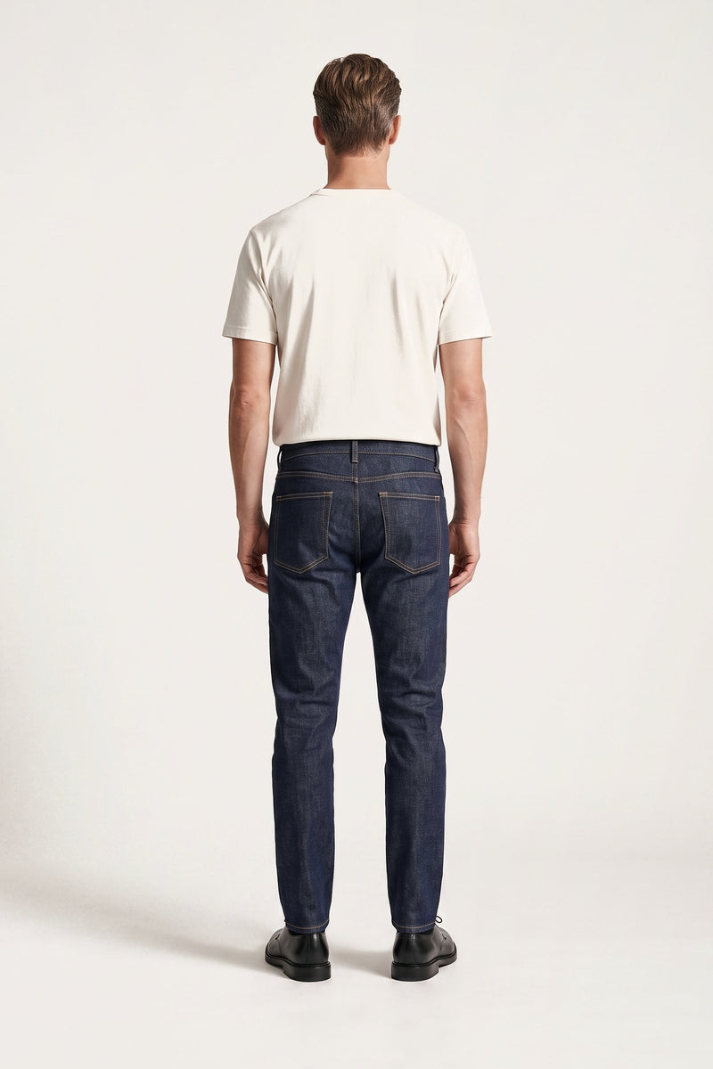 Hjalmar jeans i marin — bakifrån på modell