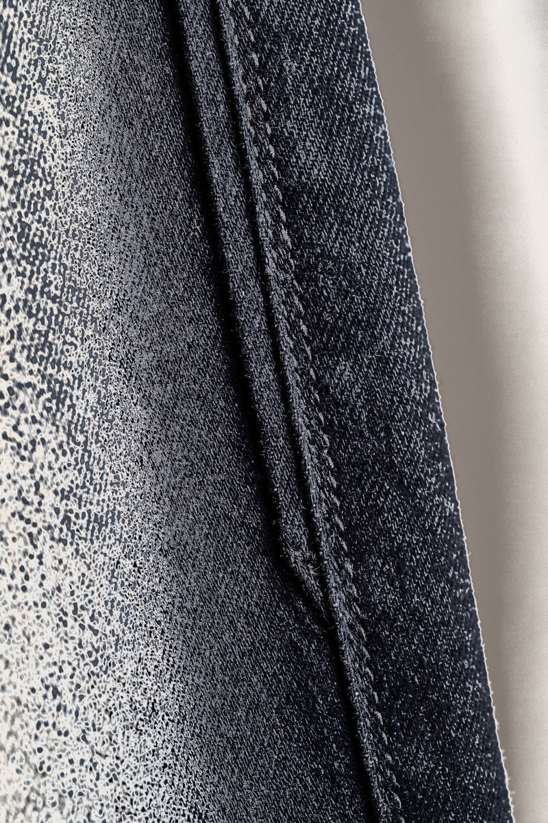 Hjalmar jeans i marin — tygdetalj
