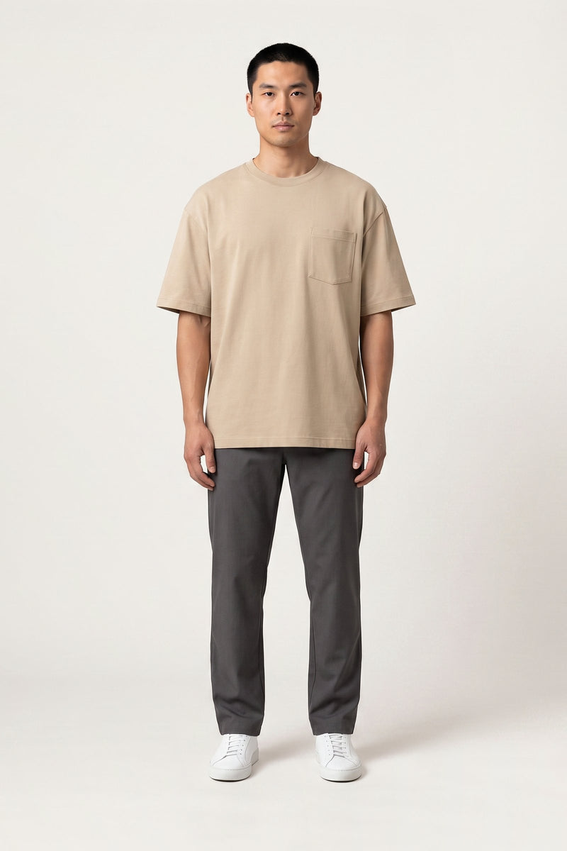Isak t-shirt i sand — framifrån på modell