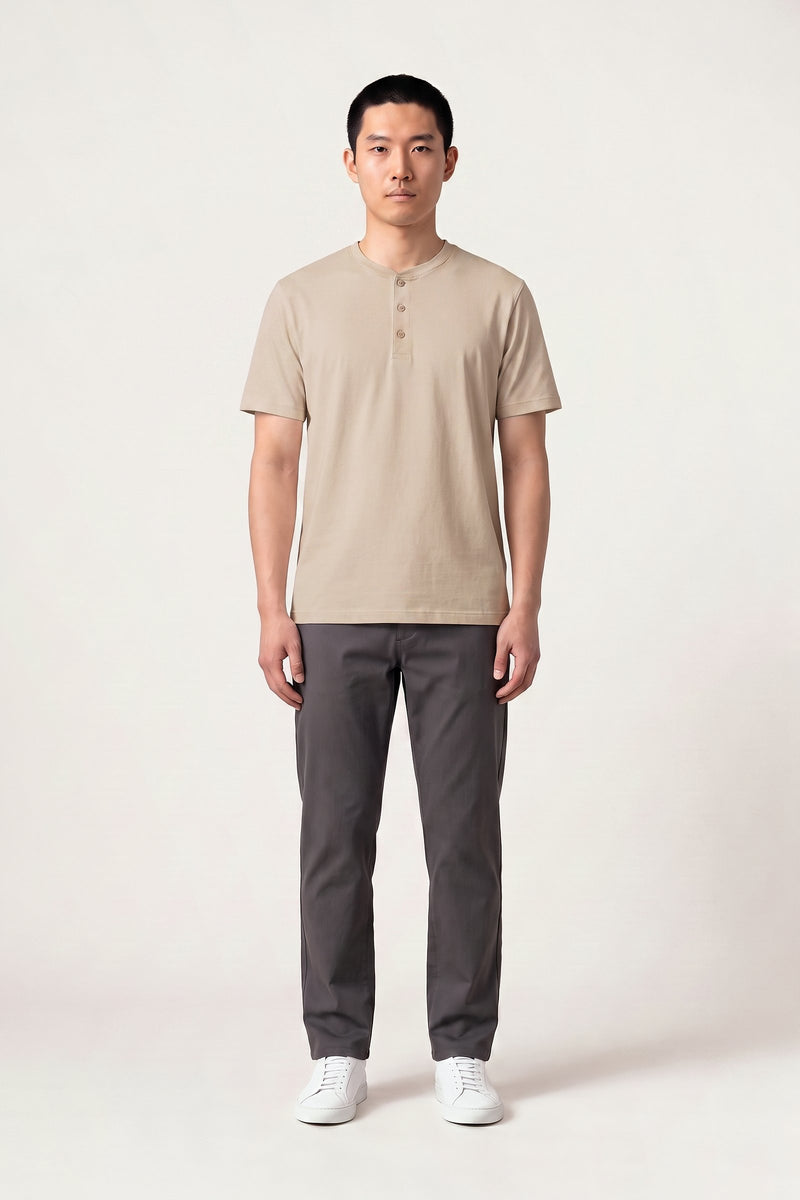 Kalle t-shirt i beige — framifrån på modell