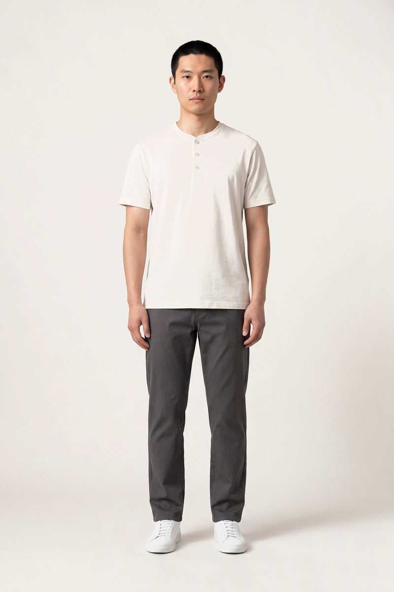 Kalle t-shirt i off-white — framifrån på modell